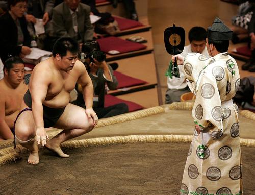 06年大相撲夏場所13日目　宮本を押し出しで破り全勝で幕下優勝を決めた下田（2006年5月19日）