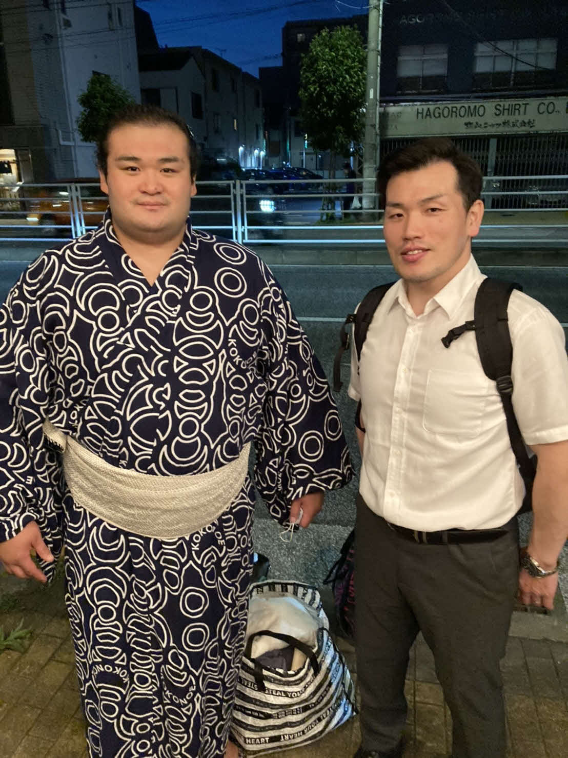 同期で十両の千代の国（左）と写真に収まる元幕下・下田の下田圭将さん（下田さん提供）