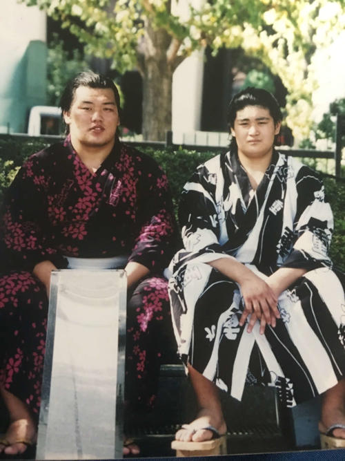 現役時代の元幕下の下田圭将さん（左）と同期で十両の千代の国（下田さん提供）