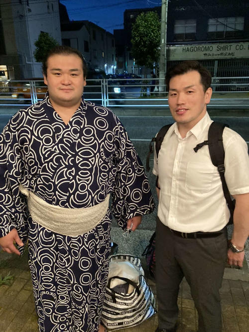 同期で十両の千代の国（左）と写真に収まる元幕下・下田の下田圭将さん（下田さん提供）