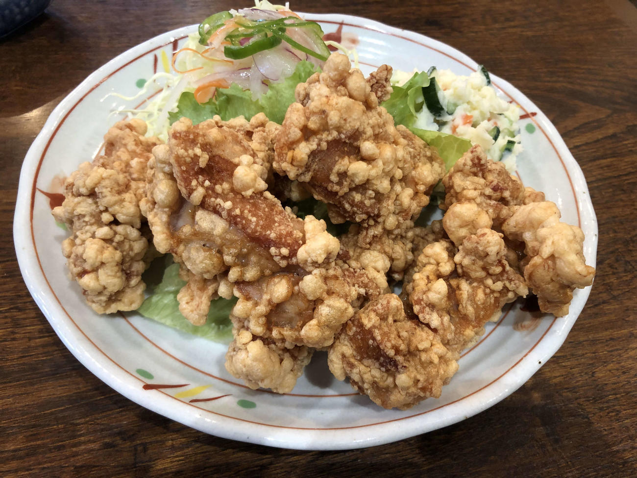扇雀（せんじゃく）食堂の名物、唐揚げ。新十両の落合が決まって注文する一品（撮影・平山連）