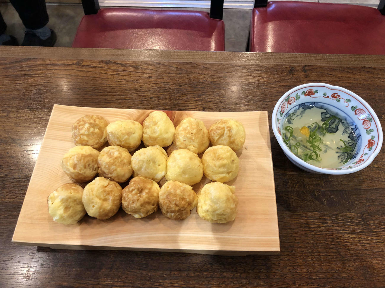 扇雀（せんじゃく）食堂の名物、明石焼き。新十両の落合が決まって注文する一品（撮影・平山連）