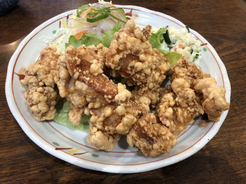 扇雀（せんじゃく）食堂の名物、唐揚げ。新十両の落合が決まって注文する一品（撮影・平山連）