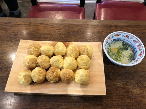 扇雀（せんじゃく）食堂の名物、明石焼き。新十両の落合が決まって注文する一品（撮影・平山連）