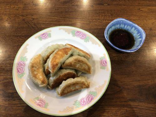 扇雀（せんじゃく）食堂の名物、ギョーザ。新十両の落合が決まって注文する一品（撮影・平山連）