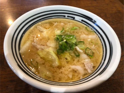 扇雀（せんじゃく）食堂の名物、豚汁。新十両の落合が決まって注文する一品（撮影・平山連）