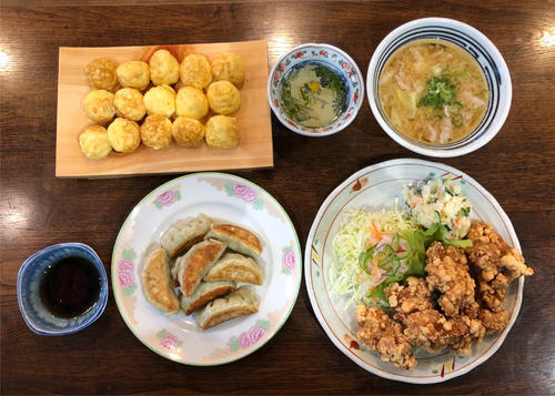 新十両の落合が扇雀（せんじゃく）食堂で注文するという明石焼き、豚汁、ギョーザ、唐揚げ。“令和の怪物”セットになるかもしれない（撮影・平山連）