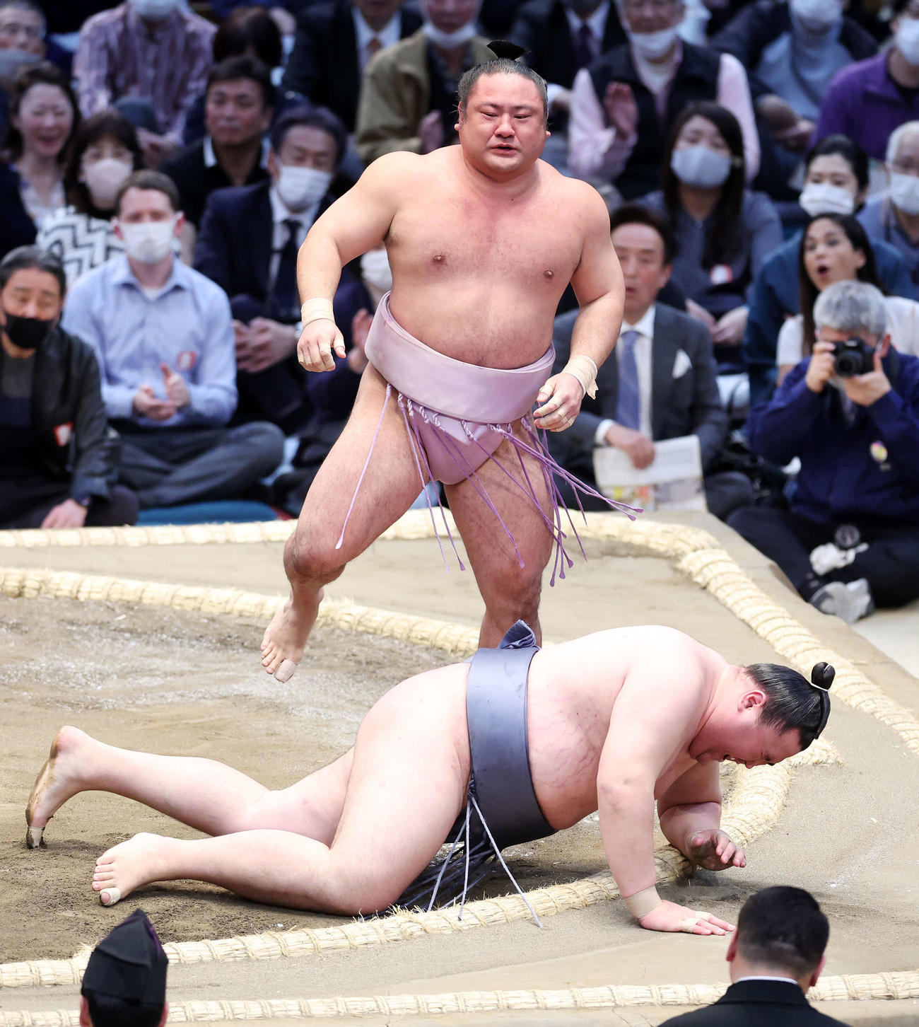 金峰山（下）をすくい投げで破った琴恵光（撮影・鈴木正人）