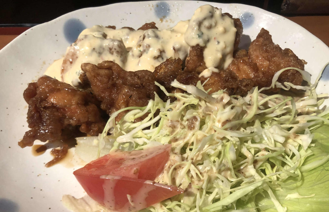 宮崎名物のチキン南蛮も食べられる（撮影・平山連）