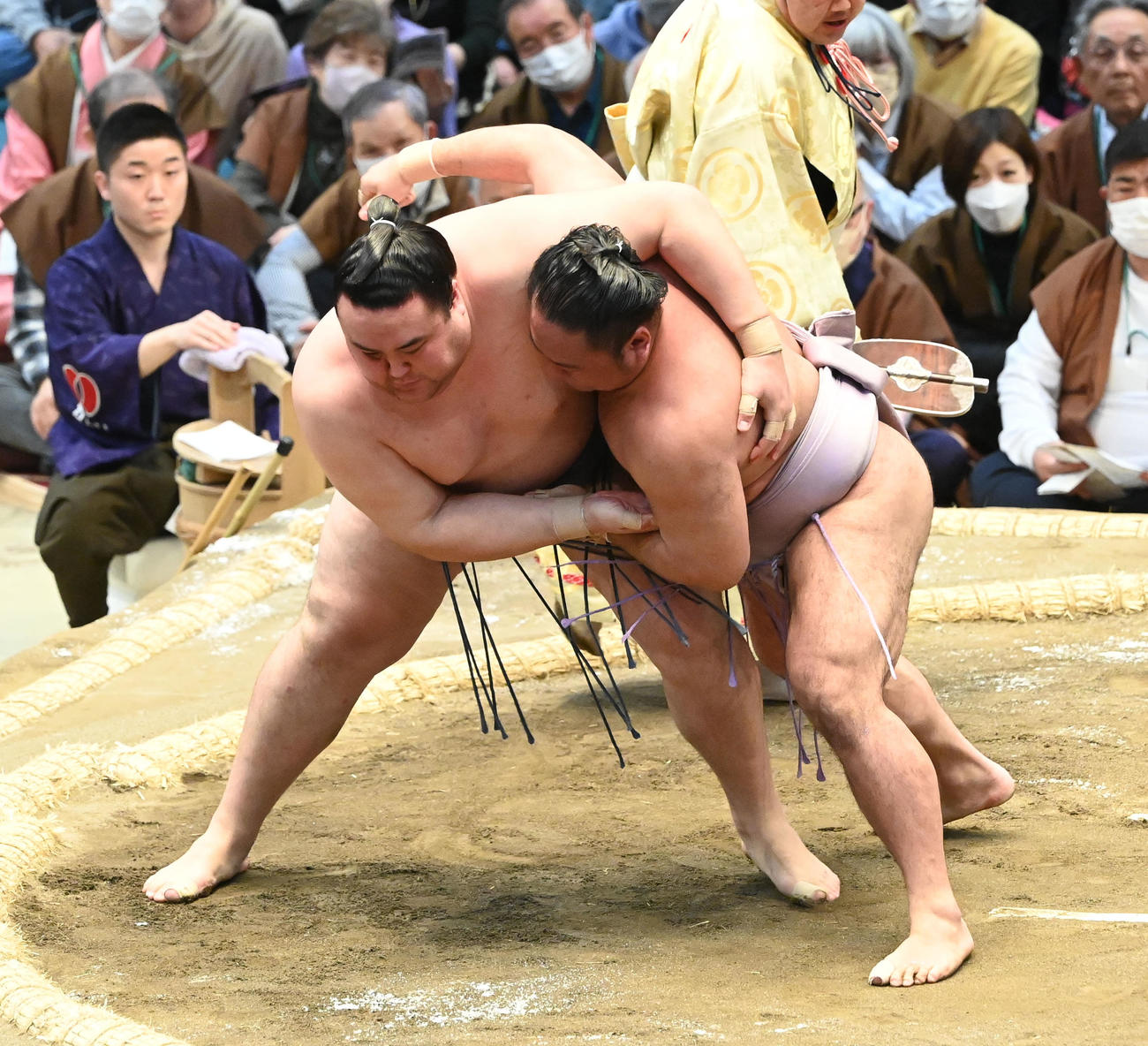 金峰山（左）をすくい投げで破る琴恵光（撮影・和賀正仁）