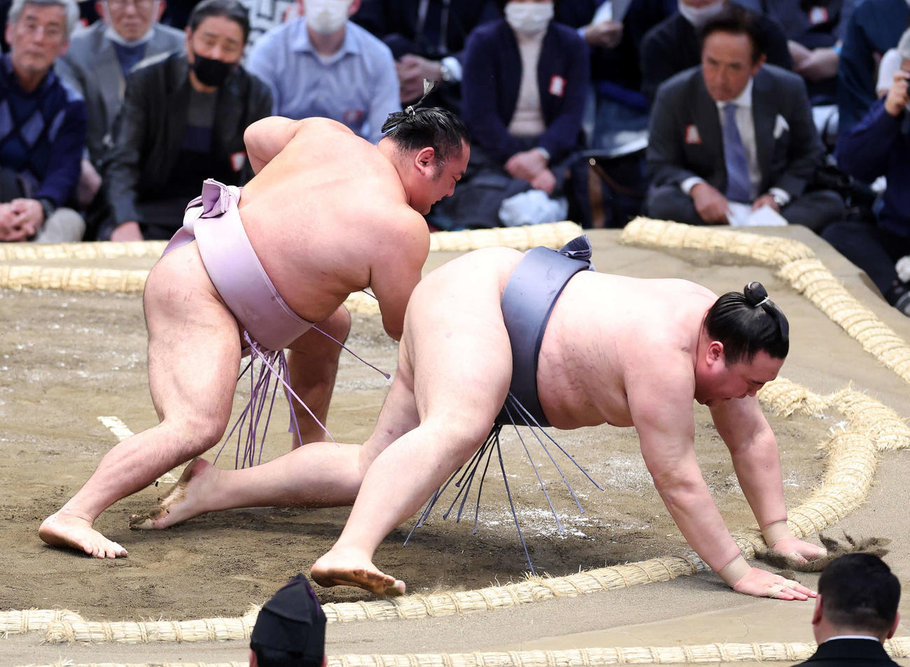 金峰山（右）をすくい投げで破る琴恵光（撮影・鈴木正人）
