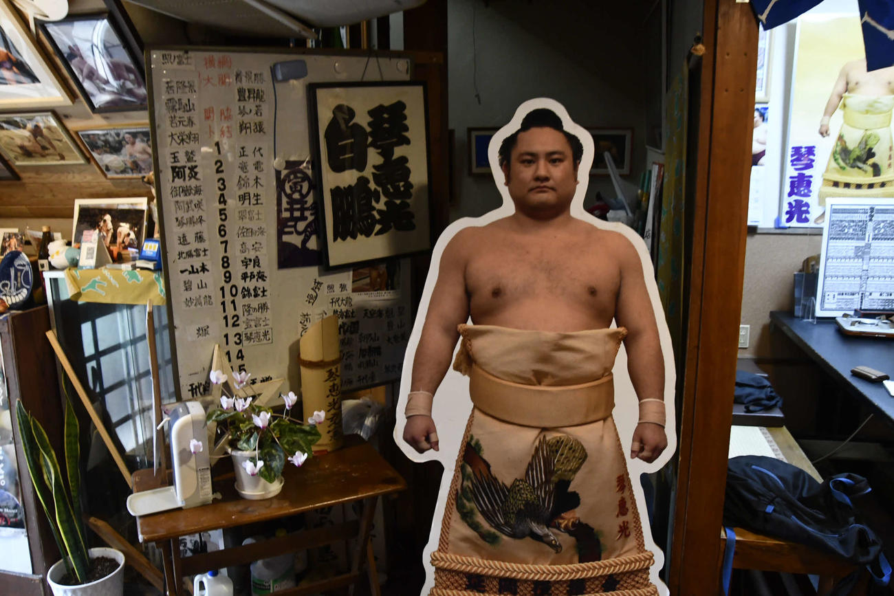 琴恵光の両親が営む宮崎・延岡市の「ちゃんこ松恵」に置かれた琴恵光のパネル（撮影・平山連）