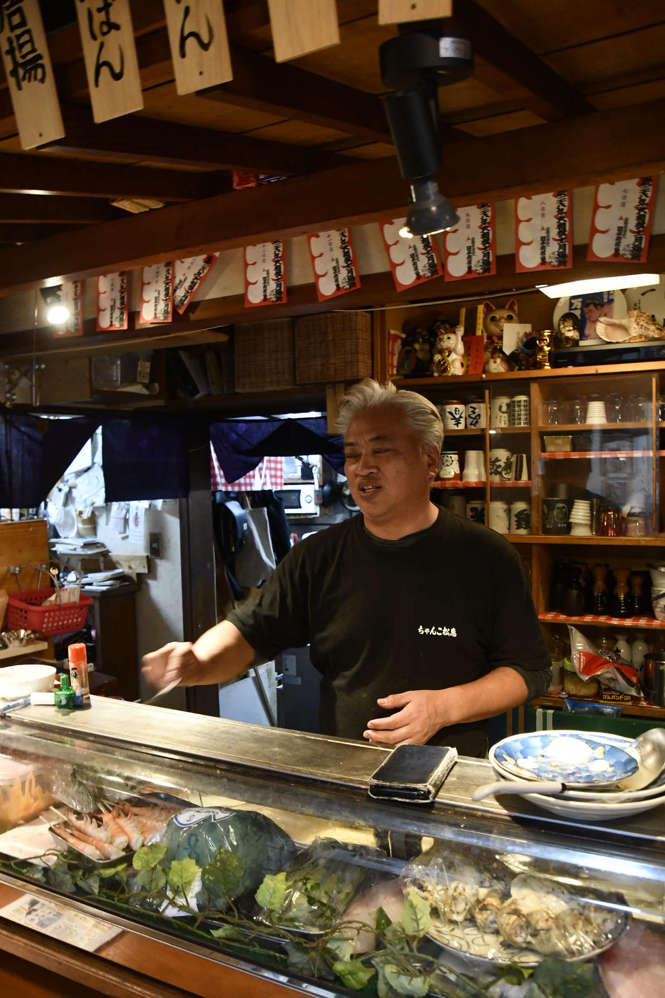 琴恵光の両親が営む宮崎・延岡市の「ちゃんこ松恵」。開店に向けて準備する父の柏谷正倫さん（撮影・平山連）