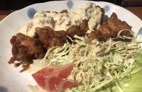 宮崎名物のチキン南蛮も食べられる（撮影・平山連）
