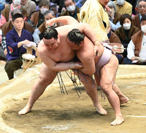 金峰山（左）をすくい投げで破る琴恵光（撮影・和賀正仁）