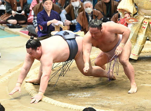 金峰山（左）をすくい投げで破る琴恵光（撮影・和賀正仁）