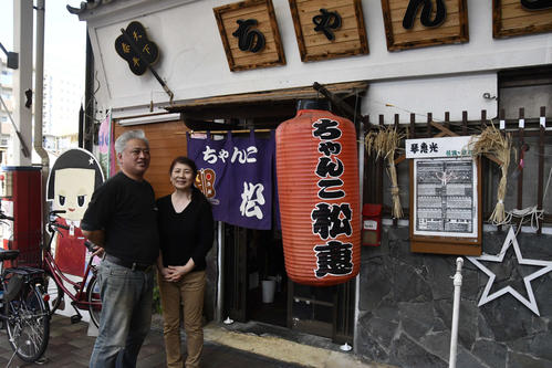 琴恵光の両親が営む宮崎・延岡市の「ちゃんこ松恵」。父の柏谷正倫さん（左）と母の多美さん（撮影・平山連）