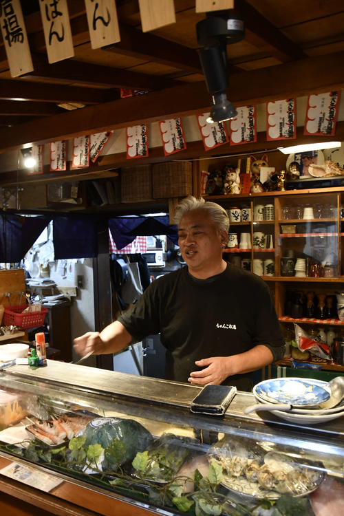 琴恵光の両親が営む宮崎・延岡市の「ちゃんこ松恵」。開店に向けて準備する父の柏谷正倫さん（撮影・平山連）