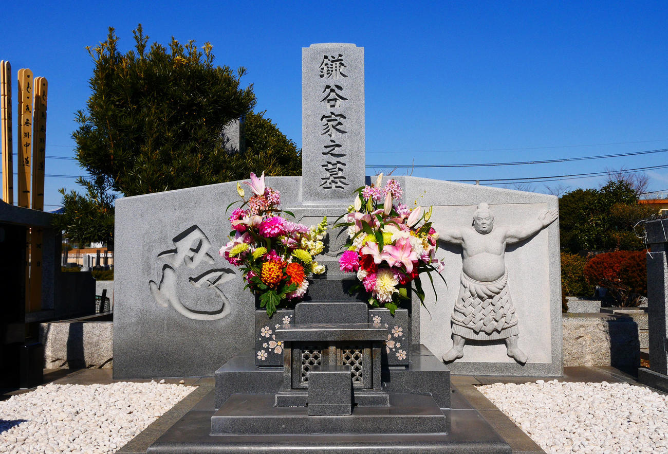 元横綱琴桜の墓。土俵入りの像と「忍」の文字がある