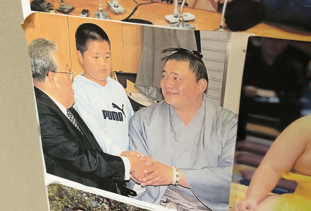 第53代横綱琴桜の記念館に飾られた写真。左から第53代横綱琴桜の先代佐渡ケ嶽親方、小結琴ノ若、佐渡ケ嶽親方（撮影・平山連）