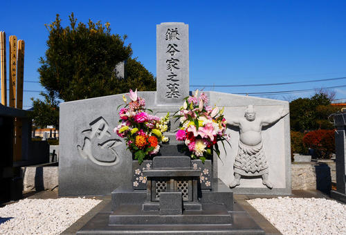 元横綱琴桜の墓。土俵入りの像と「忍」の文字がある