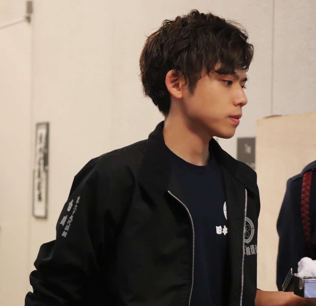 2020年9月まで床山の床玉として日本相撲協会に所属した志賀龍さん（中央）。現在は美容師を目指している（志賀さん提供）