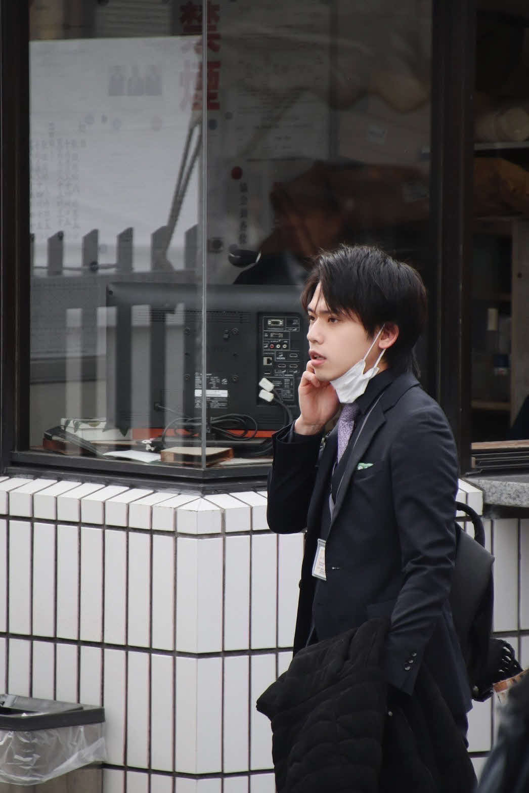 2020年9月まで床山の床玉として日本相撲協会に所属した志賀龍さん（中央）。現在は美容師を目指している（志賀さん提供）