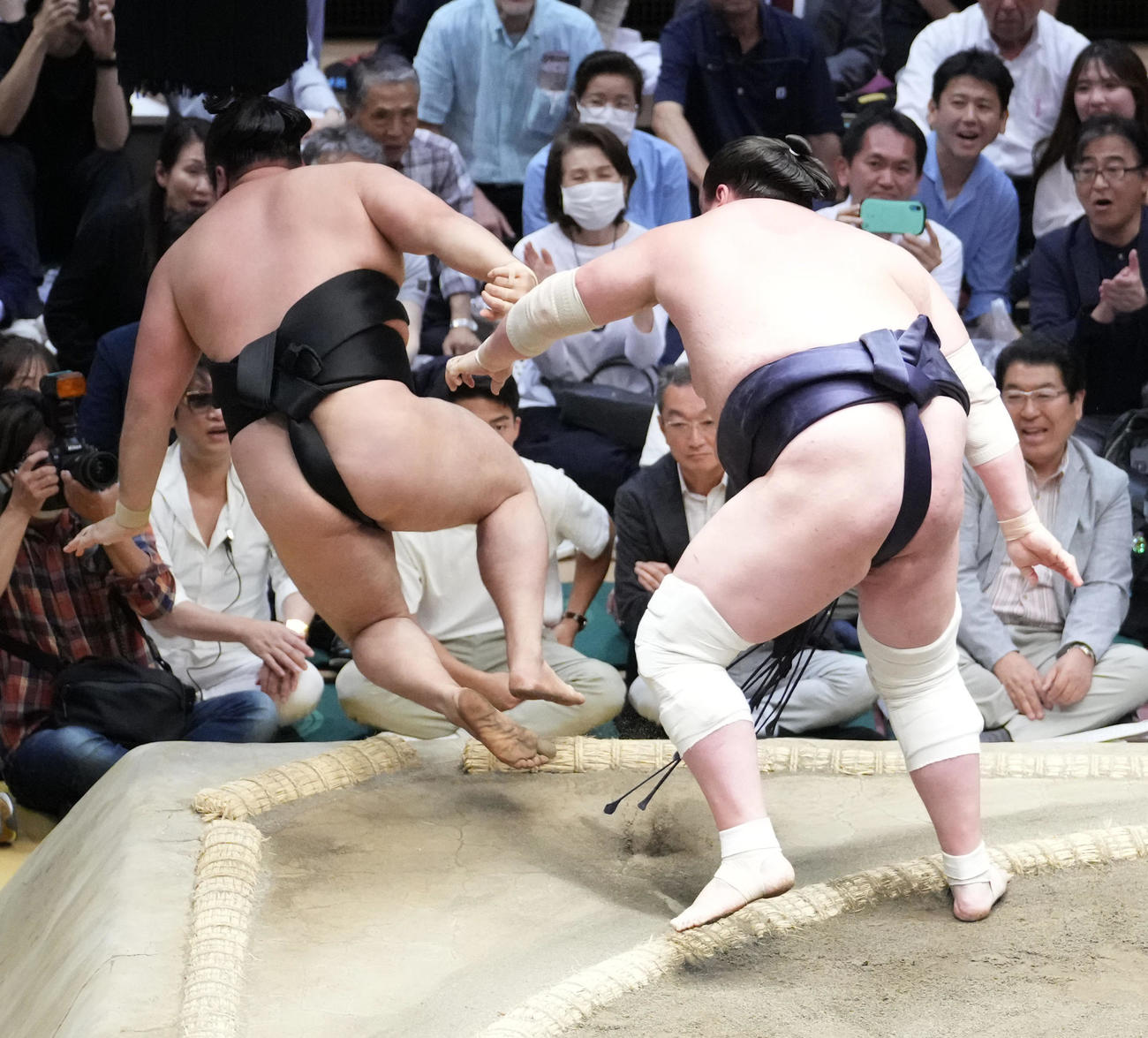 照ノ富士は霧馬山（左）を寄り切りで破り幕内優勝を決める（撮影・小沢裕）