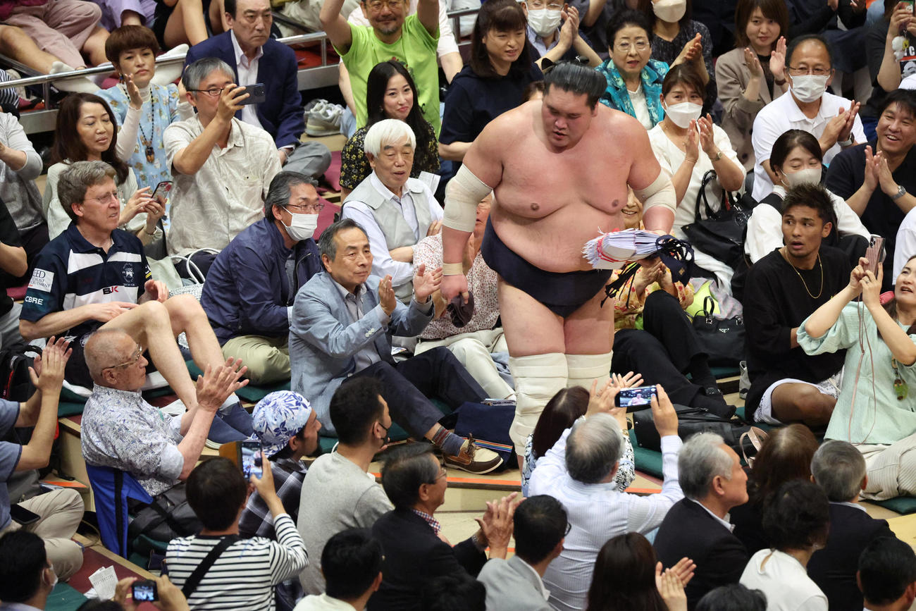 拍手を浴びながら花道を引き揚げる照ノ富士（撮影・中島郁夫）