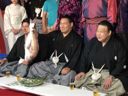 大関昇進伝達式を終え、タイを手に笑顔を見せる新大関の豊昇龍（中央）、同左は立浪親方、右は境川親方（撮影・平山連）