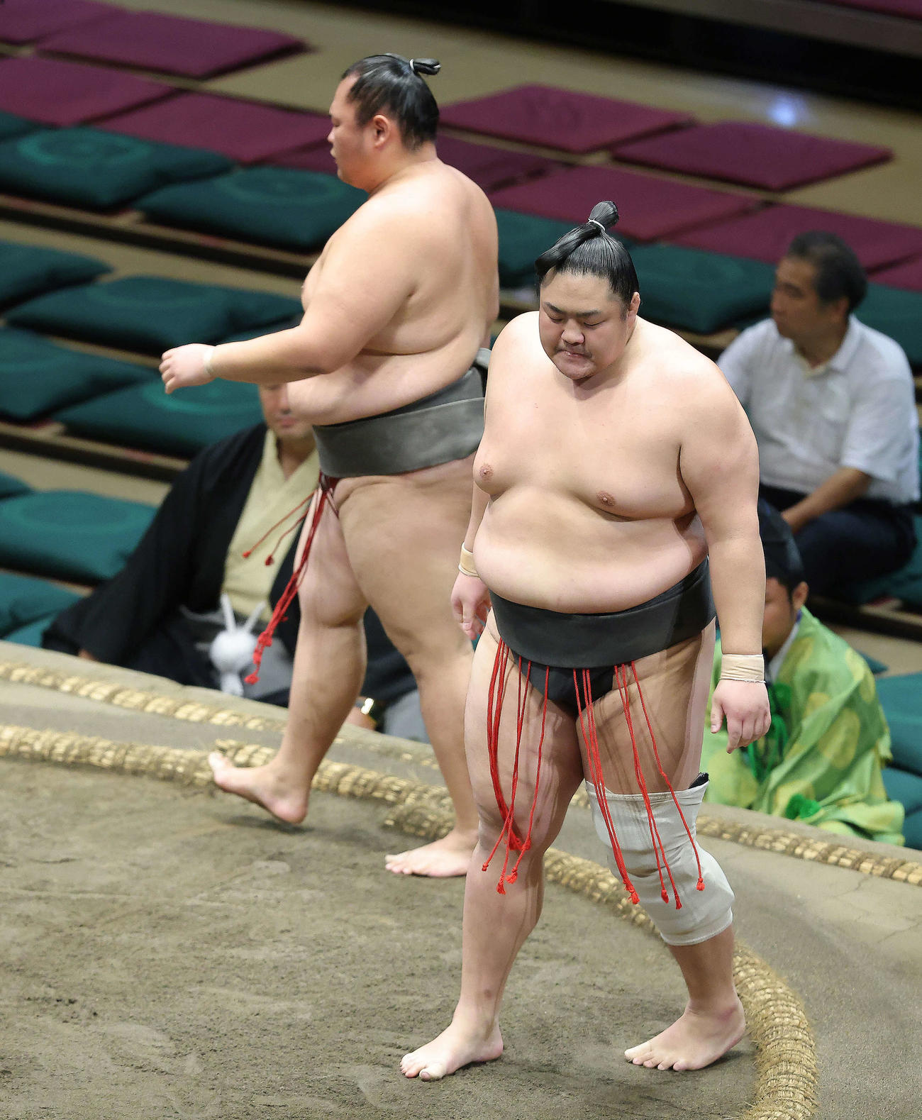 王輝（手前）は広瀬を寄り切りで破った（撮影・河田真司）