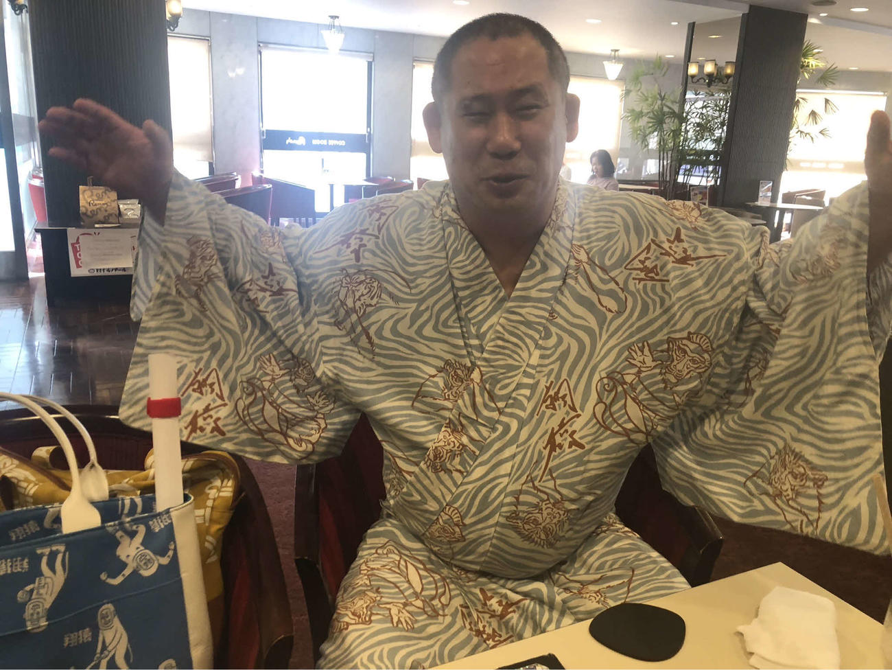 翔猿の反物で仕立てた着物を見せる三遊亭円雀（撮影・平山連）