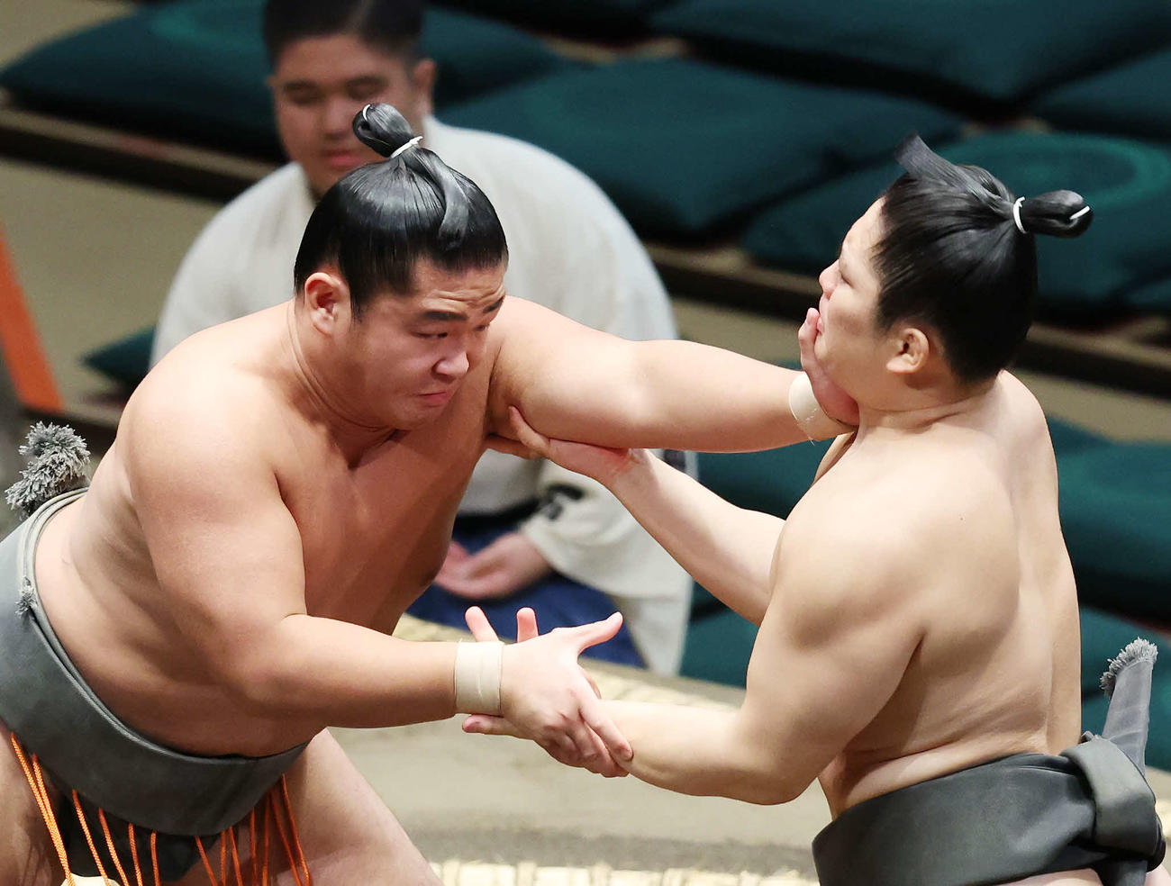 大相撲秋場所2日目　望月を攻める日煌（左）（2023年9月11日撮影）