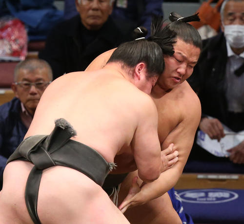 九州場所2日目、朝白龍（奥）を突き落としで破る北はり磨