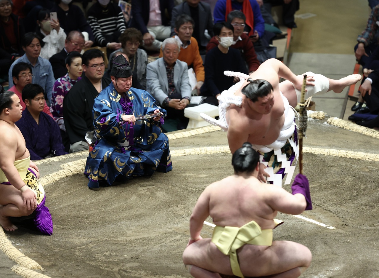 横綱土俵入りを執り行う行司の木村庄之助（左）（撮影・河田真司）