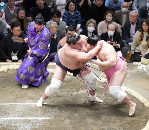 照ノ富士と宇良（右）による結びの一番を裁く行司の木村庄之助（撮影・小沢裕）