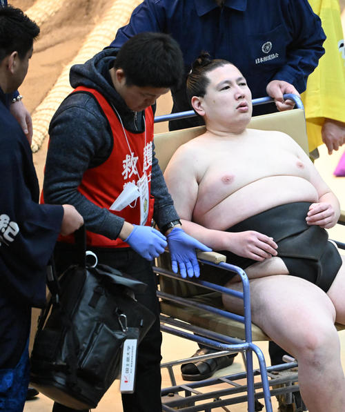 前相撲で負傷した肥後光は救命士に付き添われる（2024年3月12日撮影）