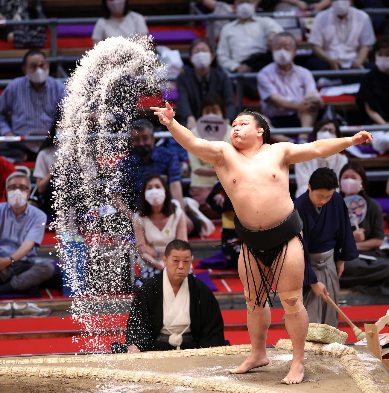豪快に塩をまく照強（2021年7月7日撮影）
