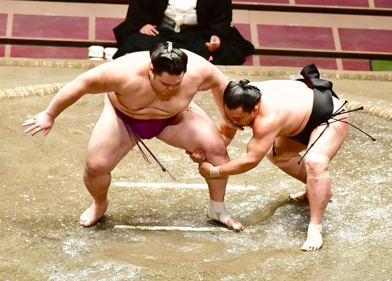 朝乃山（左）は立ち合いで照強の変化について行けず足取りで敗れる（2020年8月1日撮影）