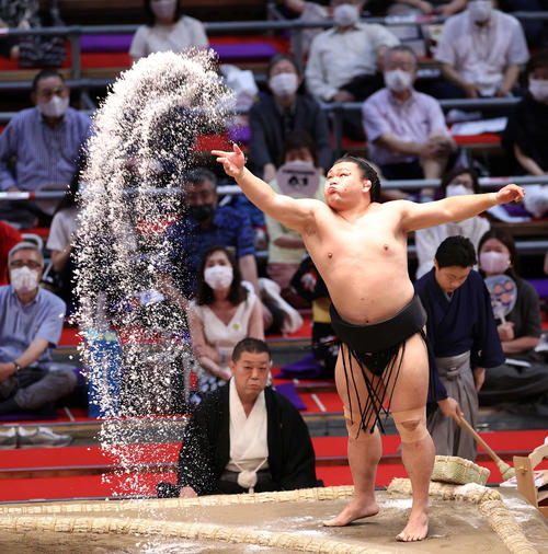 豪快に塩をまく照強（2021年7月7日撮影）