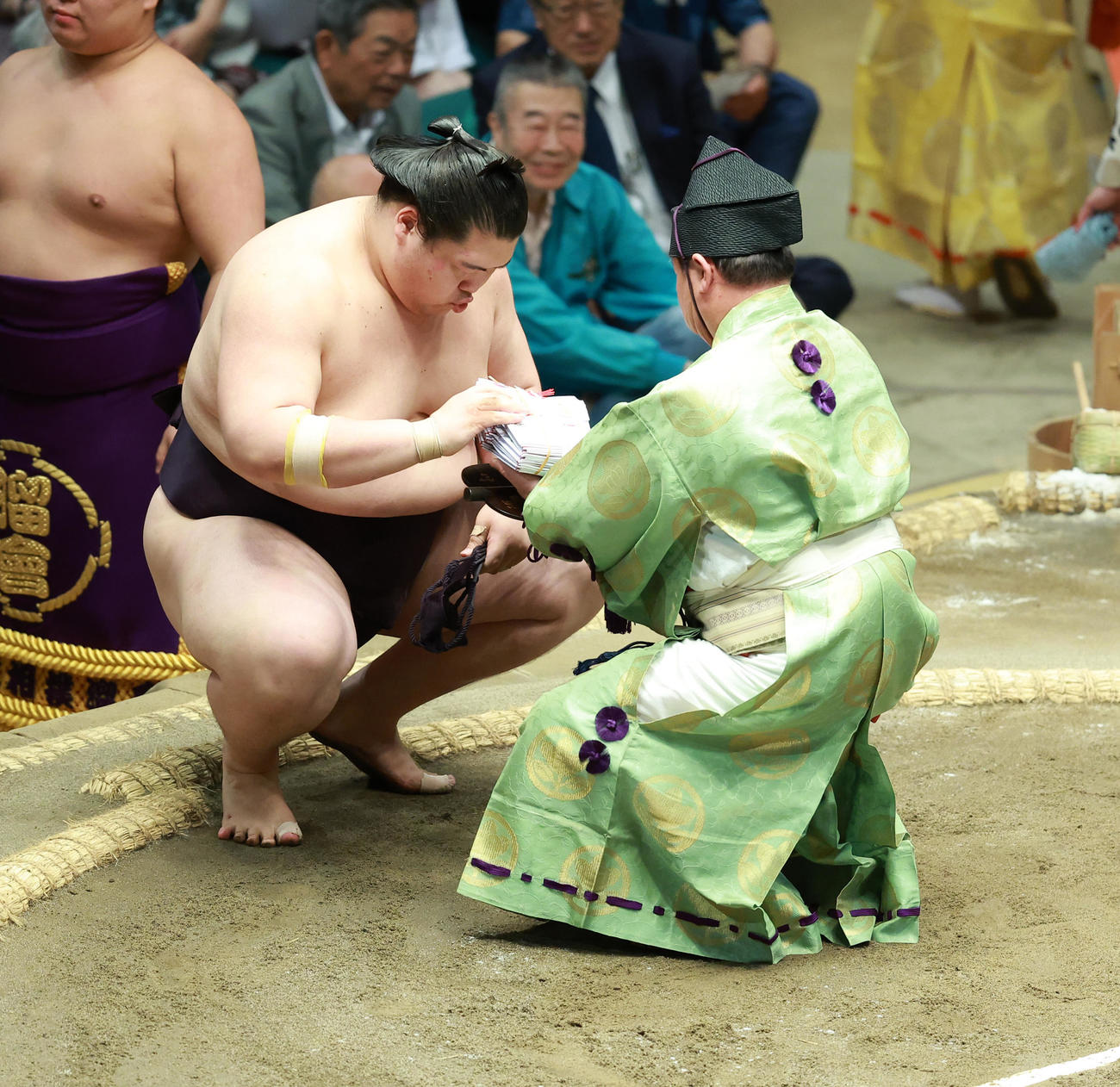 懸賞金を受け取る王鵬（撮影・中島郁夫）