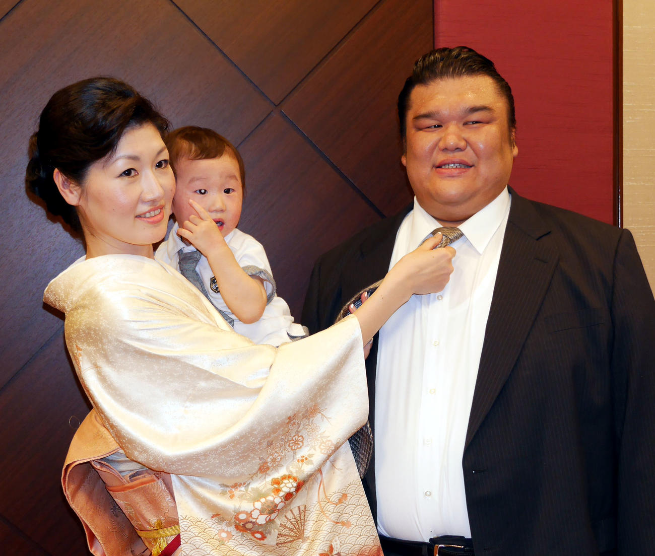 「長瀬智也」風の新しいヘアスタイルで、妻エミさん、長男美太（はるた）くんと写真に納まる元前頭木村山