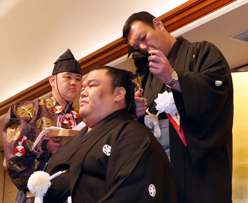 断髪式で師匠の春日野親方（右、元関脇栃乃和歌）に止めばさみを入れてもらう元前頭木村山の岩友親方（2014年4月撮影）