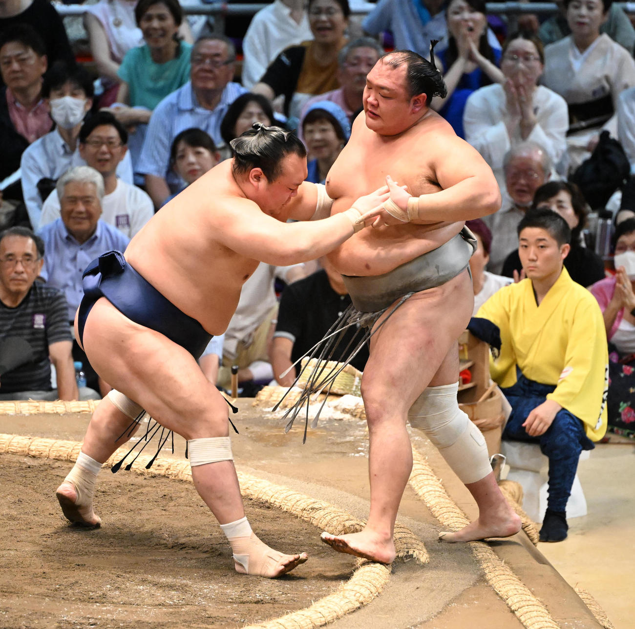 16日、北勝富士（右）を寄り切りで破る宝富士（撮影・和賀正仁）