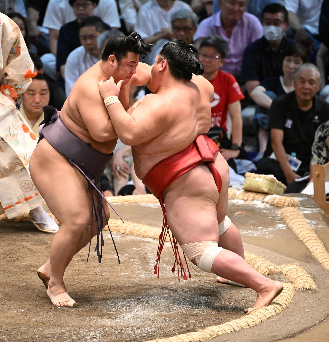 15日、翔猿（左）は押し出しで阿武咲を破る（撮影・和賀正仁）