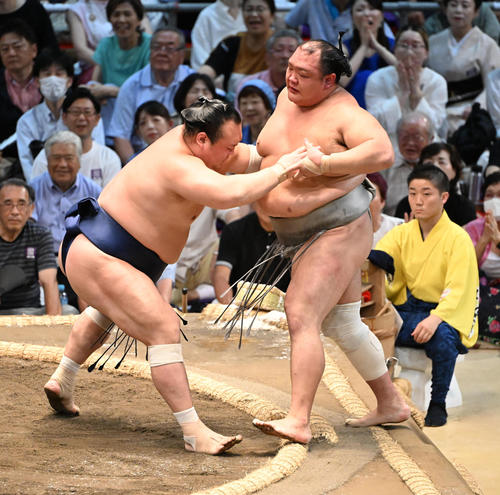16日、北勝富士（右）を寄り切りで破る宝富士（撮影・和賀正仁）