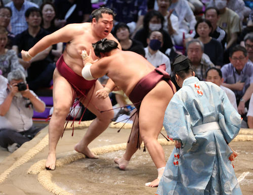 18日、錦富士は押し出しで遠藤を破る（撮影・加藤孝規）