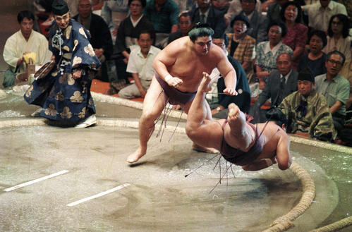 大相撲89年秋場所2日目　東前頭4枚目花ノ国（突き落とし）東横綱北勝海　互いに低い立ち合いで頭と頭が激しくぶつかり合う。次の瞬間、花ノ国素早く右に変わって突き落とすと、北勝海たまらず西土俵へすっ飛ぶ。1秒3。花ノ国初金星（1989年9月11日）
