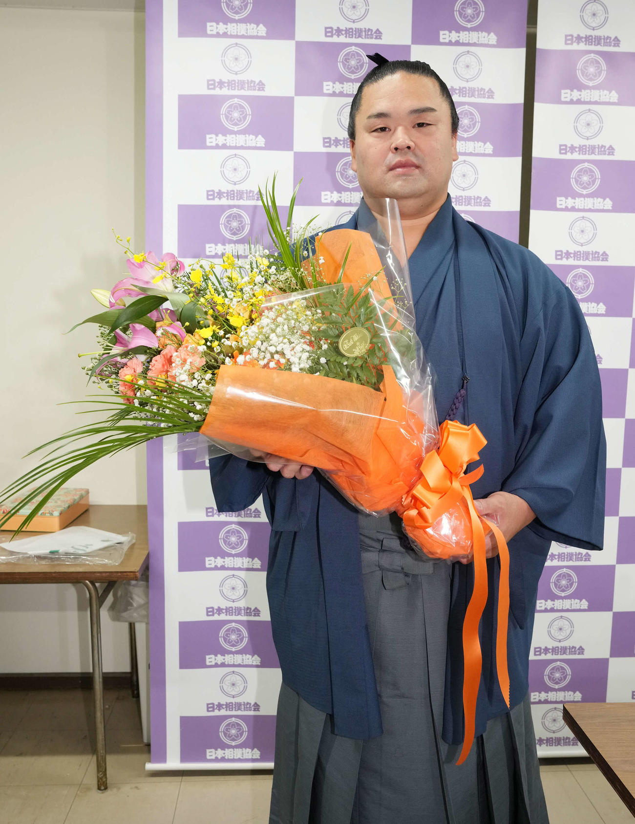 引退会見に臨み花束贈呈を受けた妙義龍（2024年9月26日撮影）