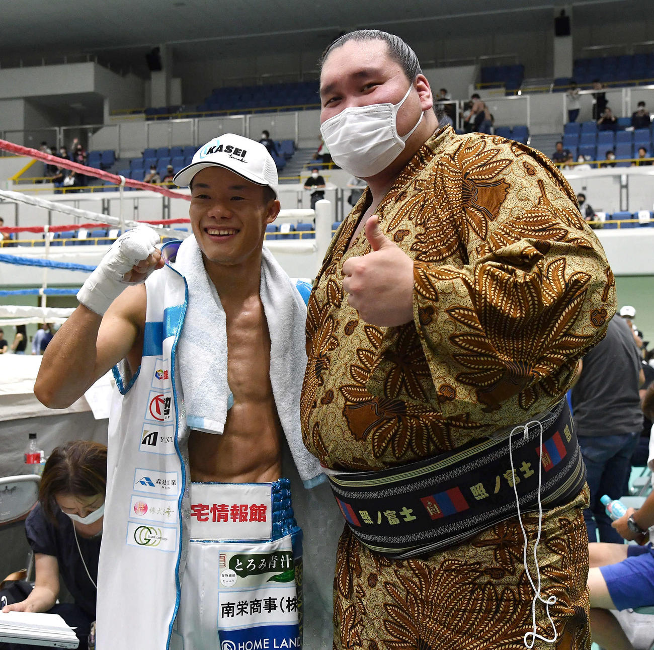 試合を見守った照ノ富士（右）と記念撮影する亀田和毅（2022年7月30日撮影）